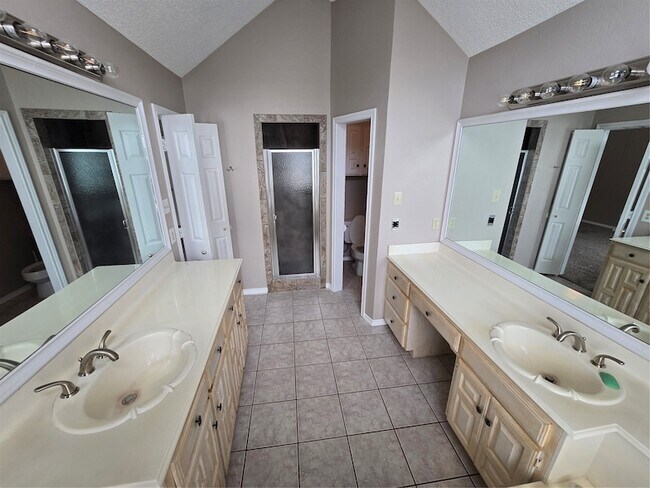 Building Photo - 2609 Classic Ct E