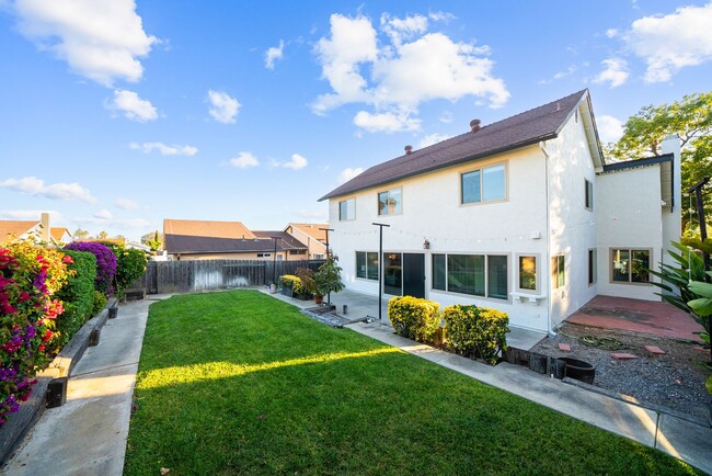 Building Photo - Exceptional 4 bedroom, 3 baths + loft, 2 s...