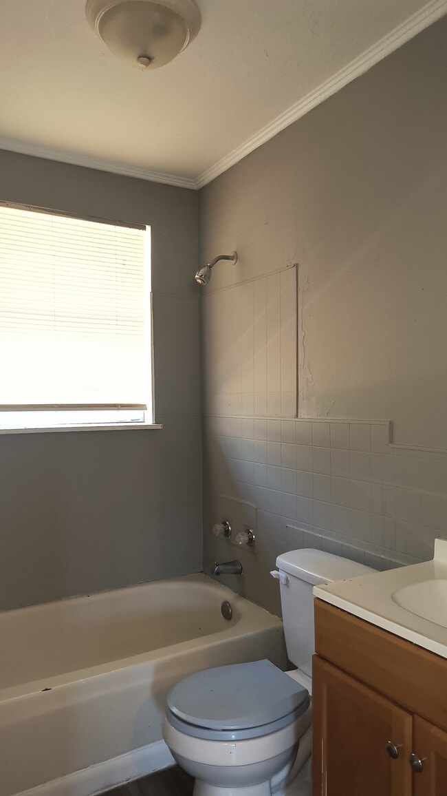Building Photo - 2401 Howard Dr