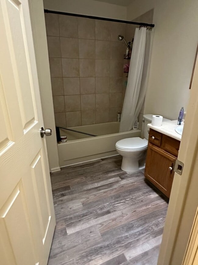 Building Photo - 2 Bedroom 1 Bath duplex