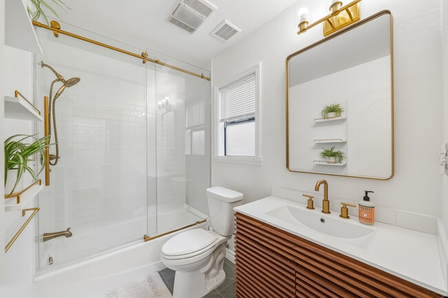 Building Photo - 906 Kings Rd