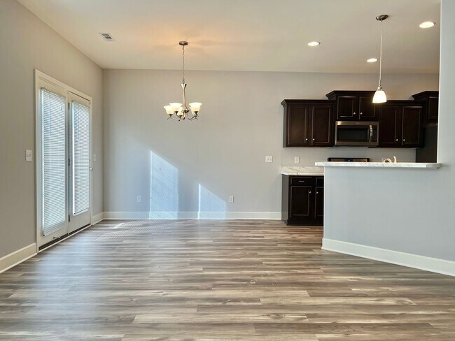 Building Photo - Single Level 3 Bed, 2 Bath Home with 2 Car Garage & Fenced Backyard