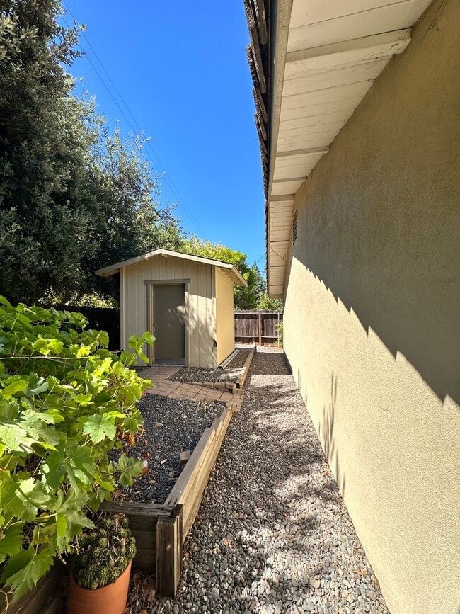 Building Photo - Three bedroom home