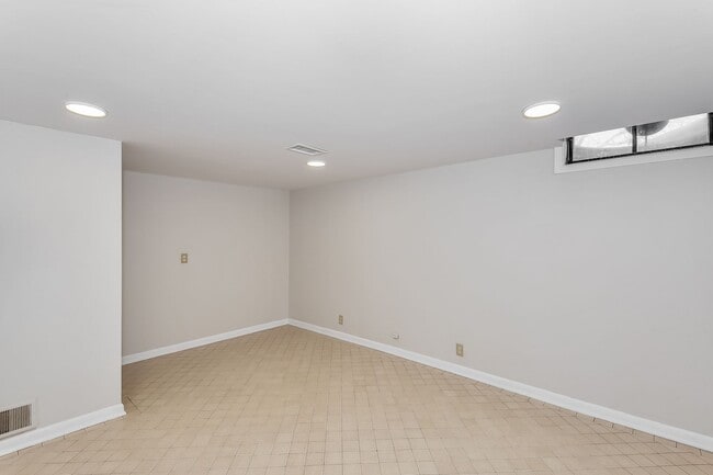 Building Photo - 2 Bedroom Duplex with Basement