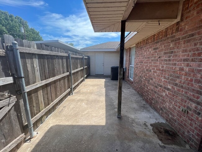 Building Photo - Duplex *LEASING SPECIAL AVAILABLE*