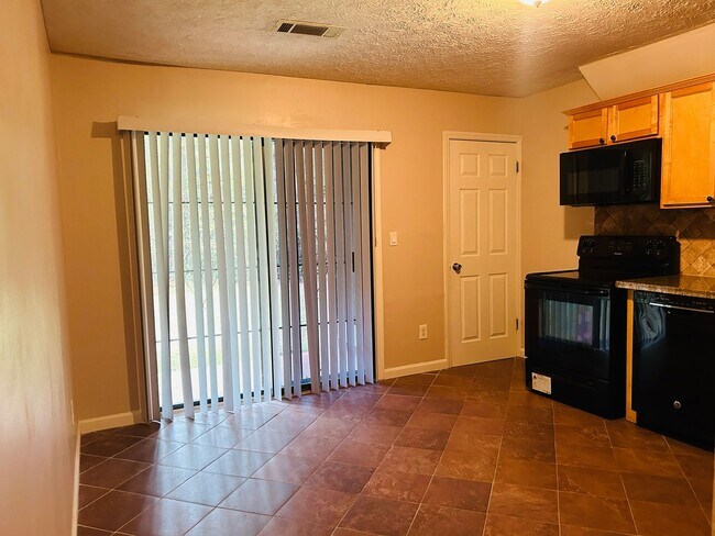 Building Photo - 140 Summerwood Dr