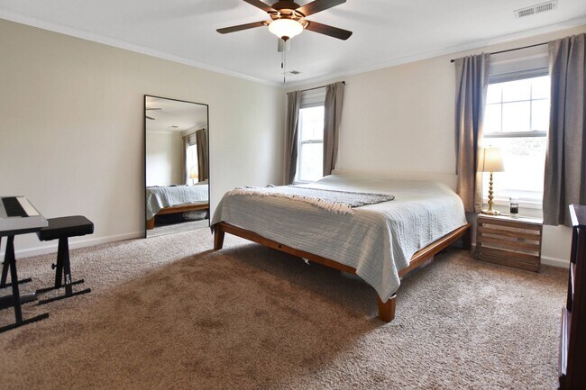 Building Photo - Pet Friendly Three Bedroom!