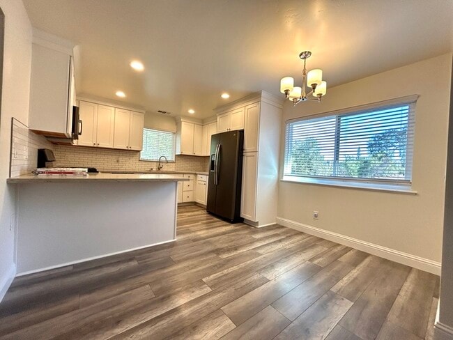 Building Photo - Beautiful Updated 2 Bedroom 2 Bathroom - C...