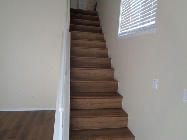 Building Photo - 2 Story 2 Bedroom Condo in the Willow Creek Condo Complex