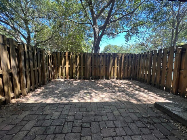 Building Photo - Lovely Townhome in Gate Community!