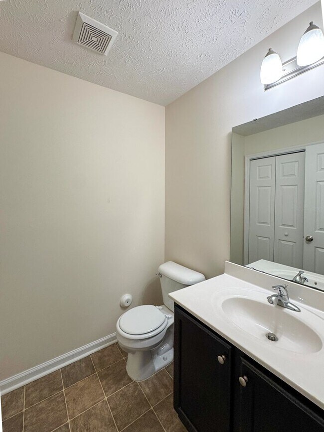 Building Photo - 3 Bed 2 Bath Home with Fenced Backyard