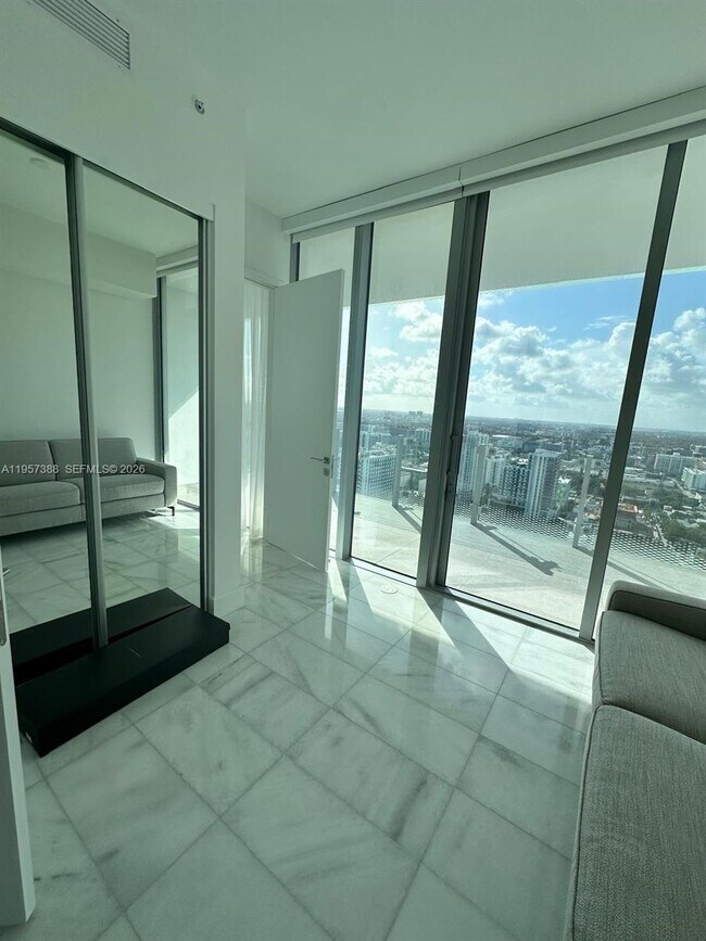 Building Photo - 700 NE 26th Terrace