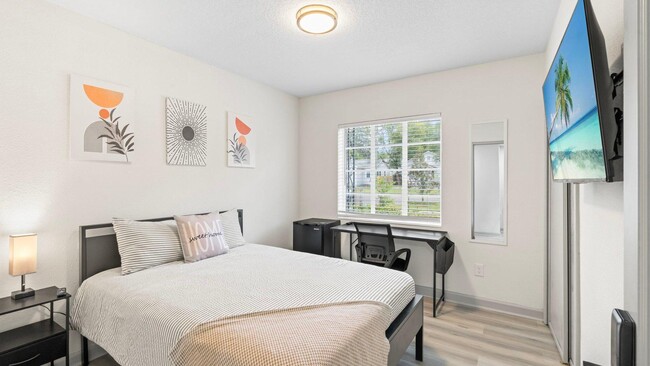 Building Photo - 219 W 41st St