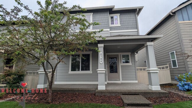 Building Photo - Flowing floorplan, minutes from I-5!!!