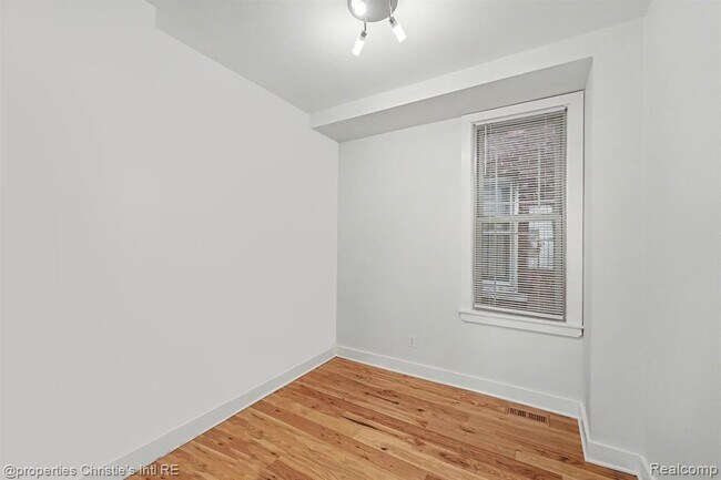 Building Photo - 1463 Baldwin St