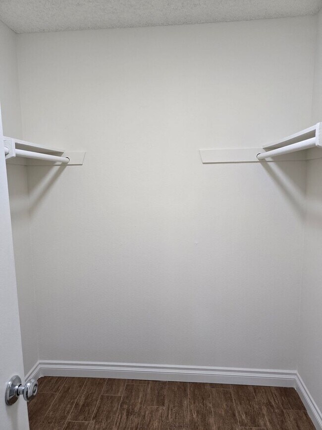 Building Photo - Downstairs 1 Bedroom Unit with Front Patio...