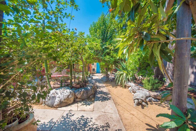 Building Photo - 2599 Huntington Dr