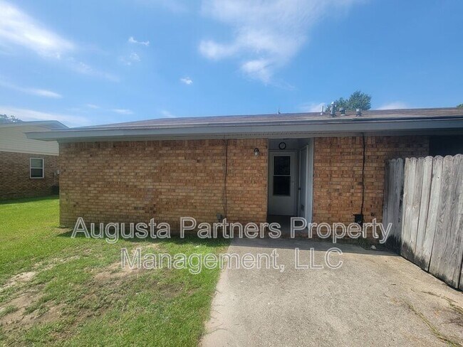 Building Photo - 207 Flores Ln