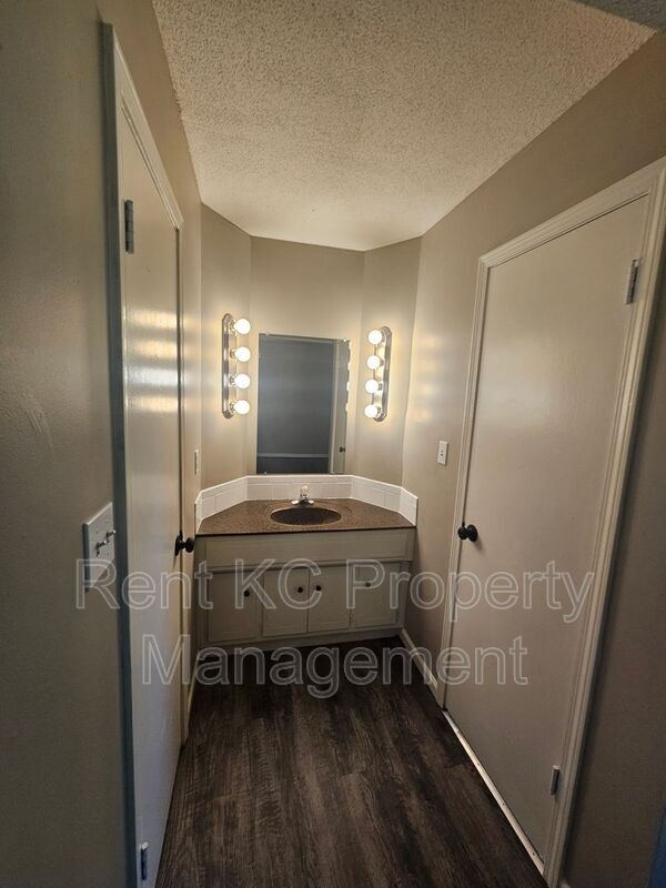 Building Photo - 10013 N Harrison Dr