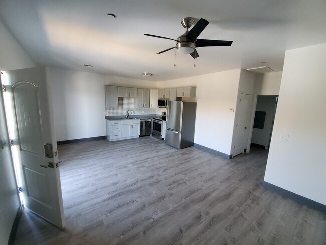 Building Photo - 521 E Mission Ln