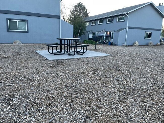 Building Photo - 3 Bed 2 Bath Townhouse, newly renovated!