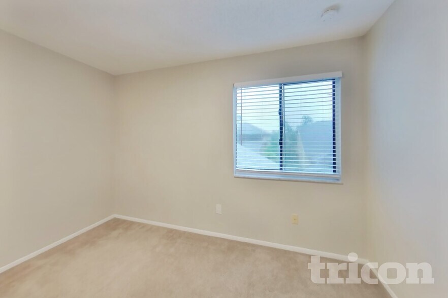 Building Photo - 419 E Springtree Way