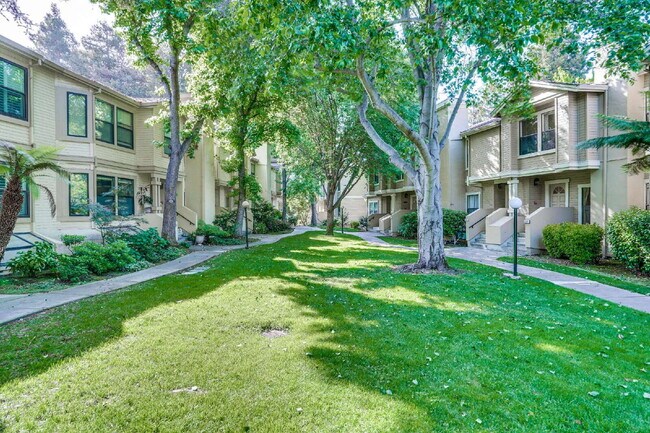 Building Photo - Large, Bright Sunnyvale Townhome near Border of Mountain View