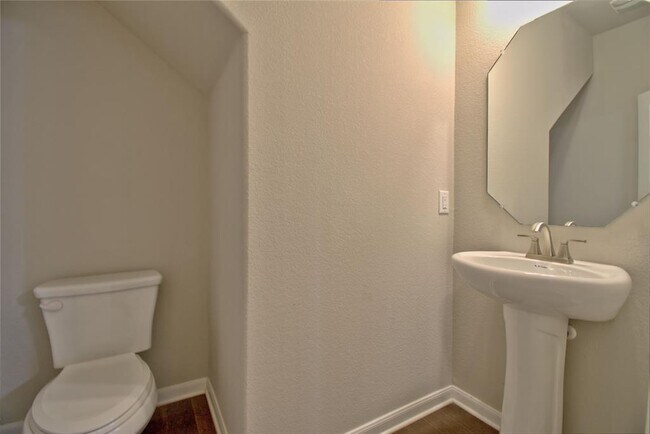 Building Photo - 504 Hummingbird Ln