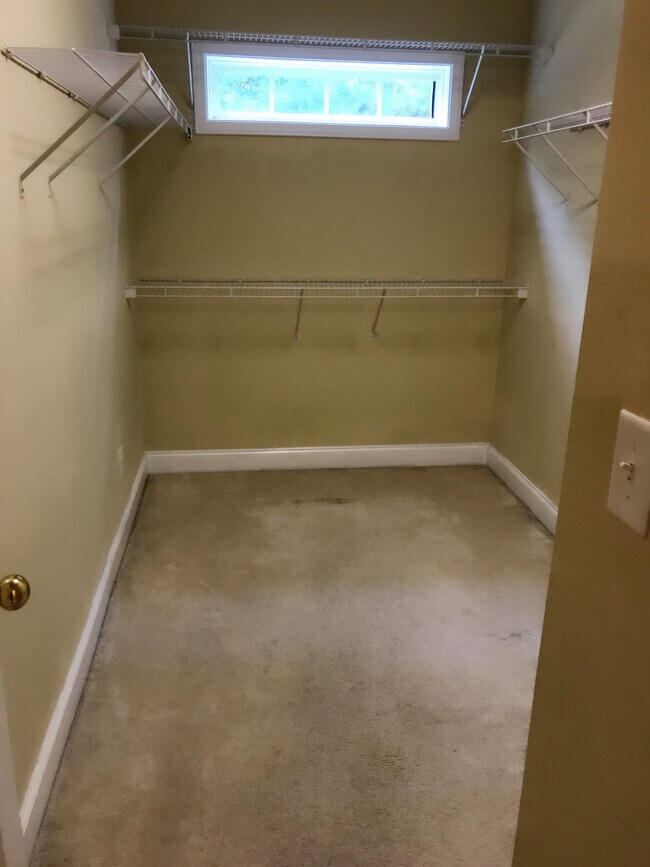 Building Photo - 535 Roland Manor Dr