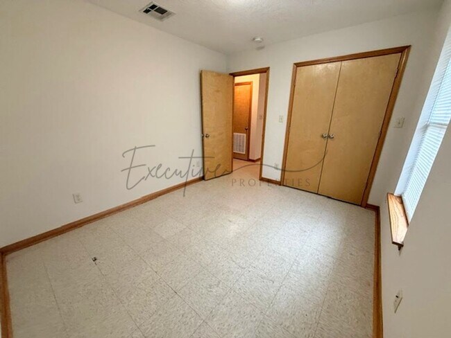 Building Photo - 2208 N Malcolm St