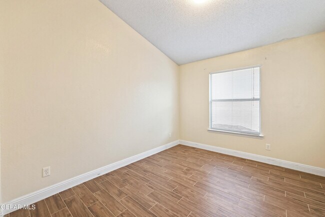 Building Photo - 11236 Northview Dr