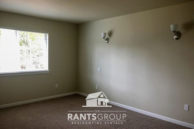 Building Photo - 4-Bedroom Home in Campus Peak – Spacious L...