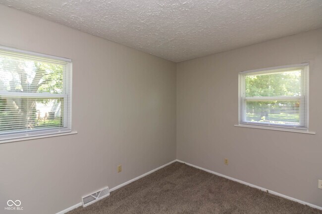 Building Photo - 9 Greenbriar Ln