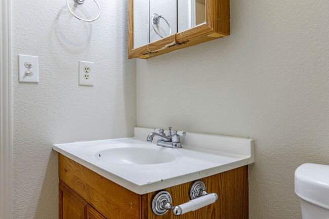 Building Photo - 3 bed 2 bath home for RENT in Modesto by H...