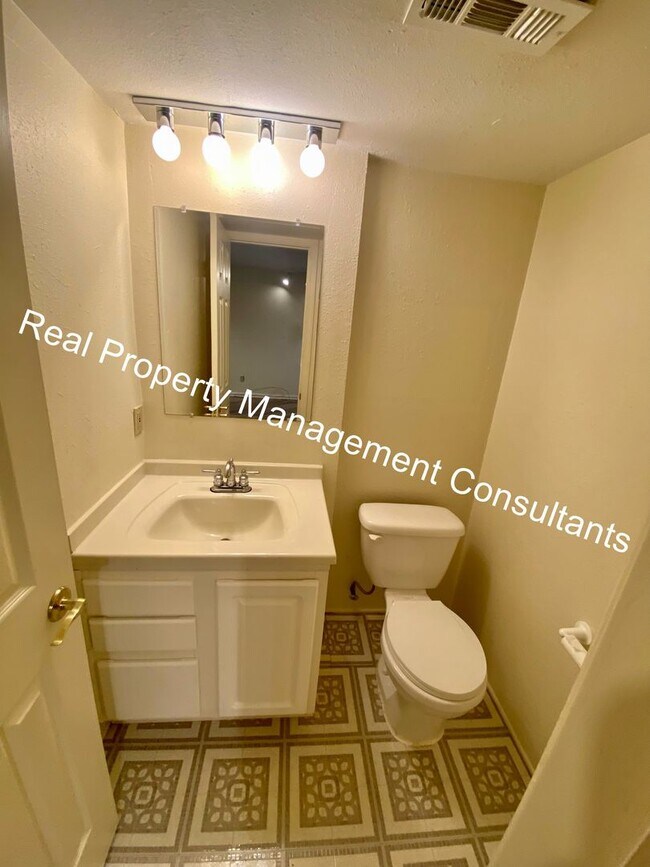 Building Photo - 2 Bedroom Custom Home in Liberty