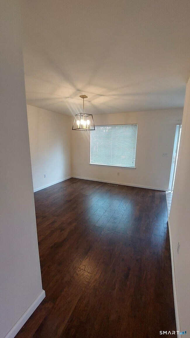 Building Photo - 11 Mannions Ln