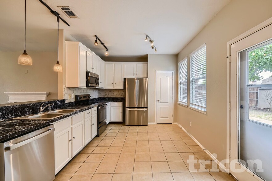 Building Photo - 103 Hollow Tree Dr