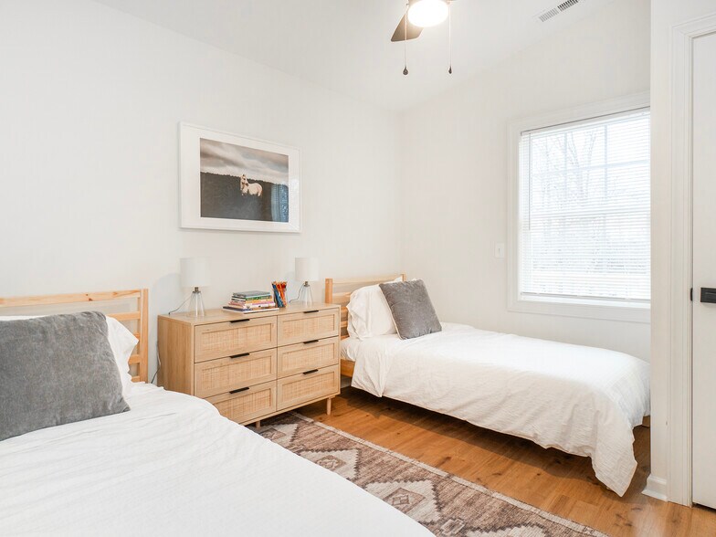 Building Photo - 4315 Hickory Nut Pt