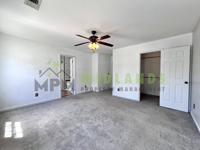 Building Photo - 492 Denman Loop
