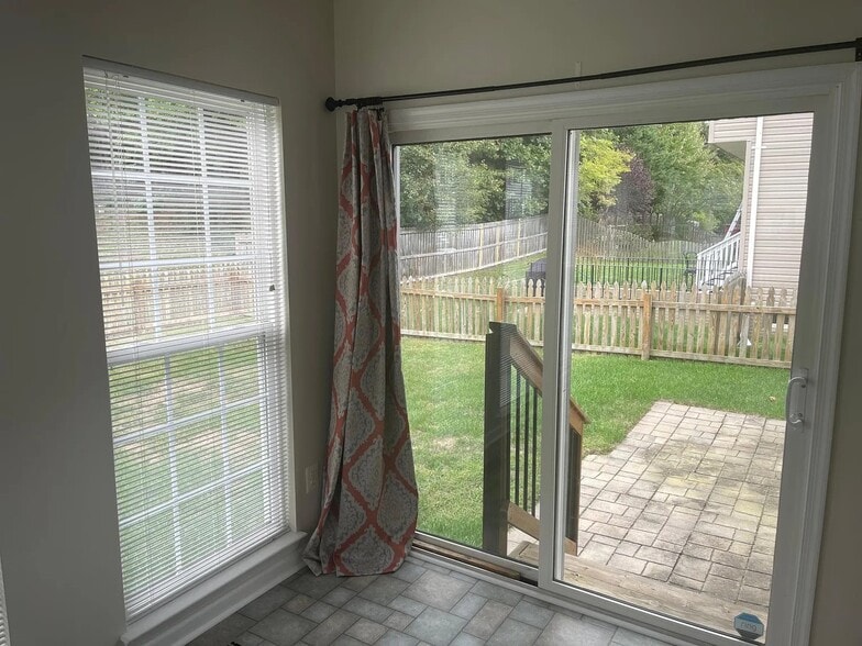 patio and pack yard - 10 Jade Dr