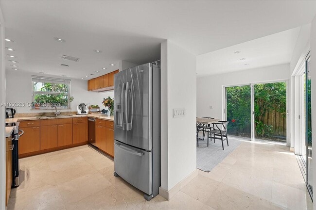 Building Photo - 2721 SW 22nd Ave