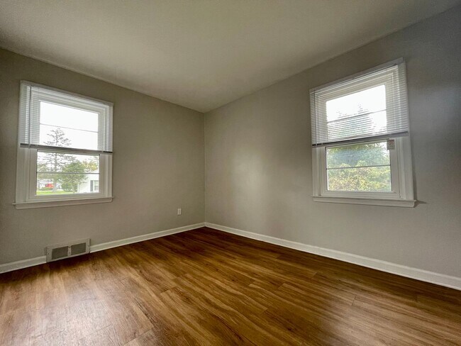 Building Photo - GORGEOUS AND SPACIOUS, 3 BED/2BATH RANCH H...