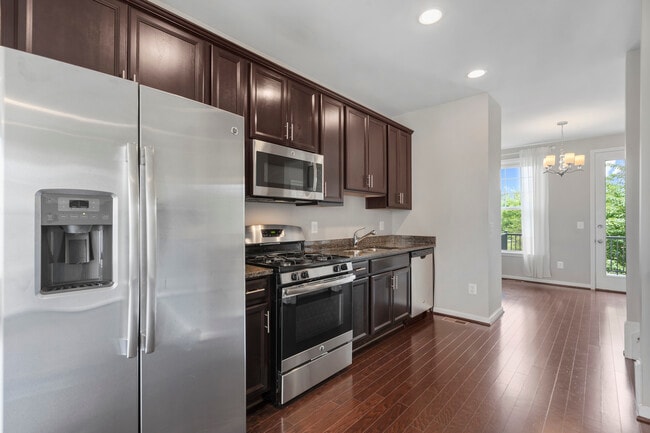 Building Photo - 42298 Lancaster Woods Sq