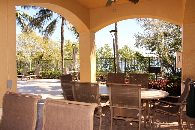 Building Photo - 300 Scotia Dr