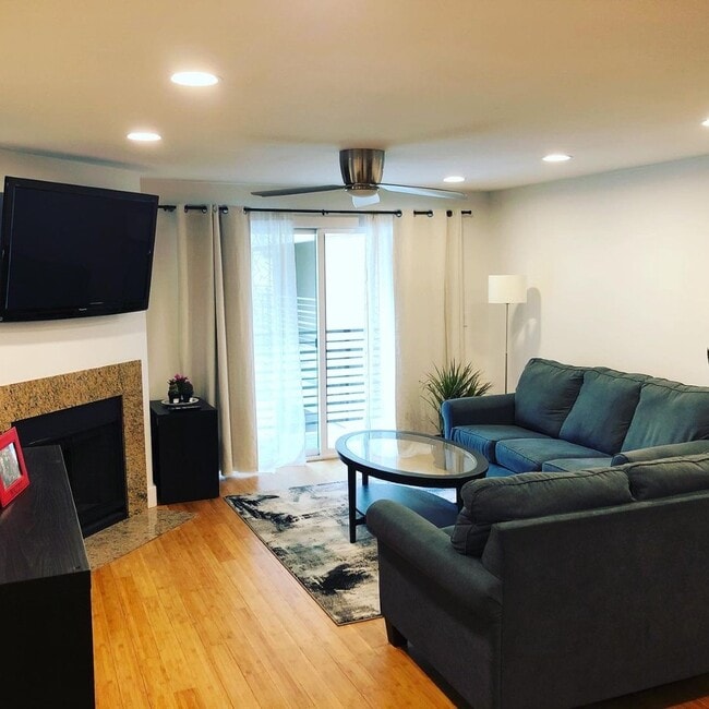 Building Photo - Updated Condo across from Magnuson Park!