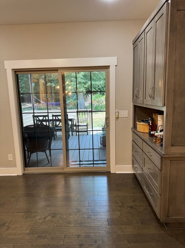 Building Photo - Charming 3 Bed 2.5 Bath Furnished Cottage ...