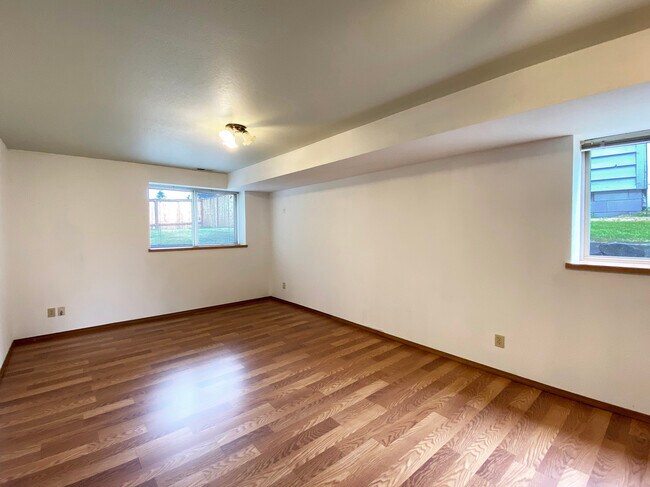 Building Photo - 835 S 76th St