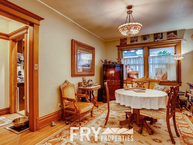 Building Photo - Gorgeous Victorian in Baker/West Wash Park