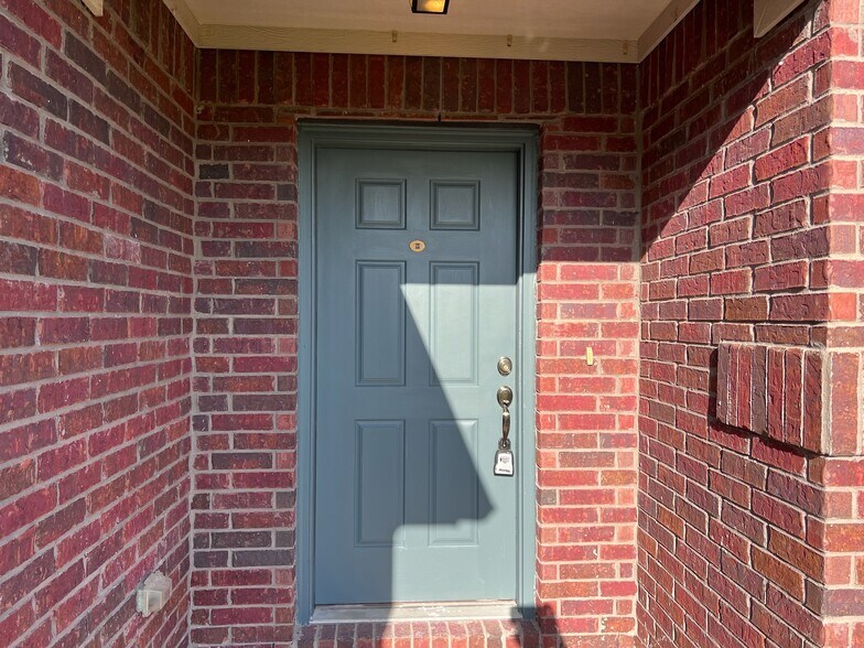 Building Photo - 706 Cedar Cove Dr