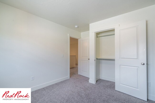 Building Photo - Private 4 Bedroom Corner Unit